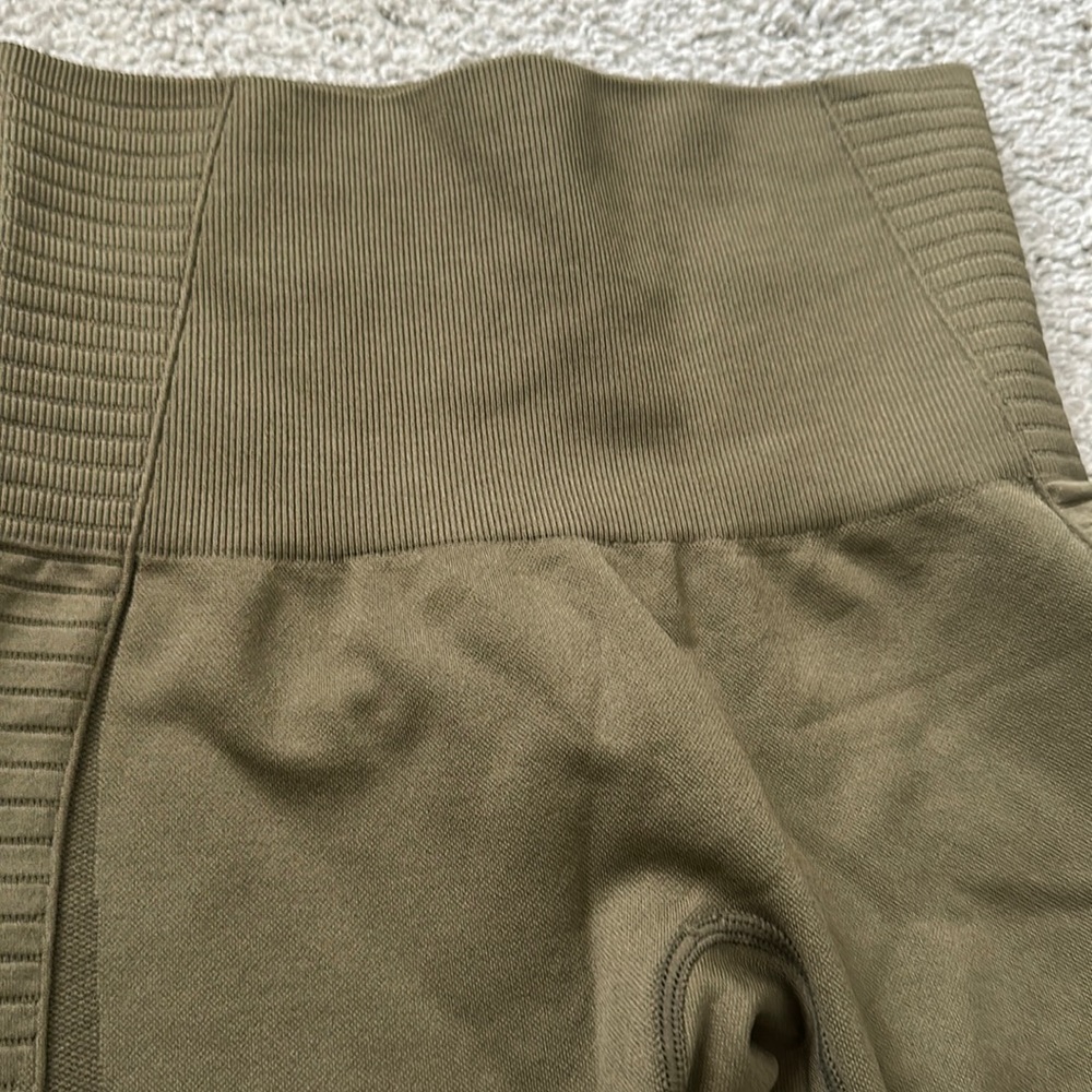 Gymshark cropped leggings NWOT Olive green  SZ Small